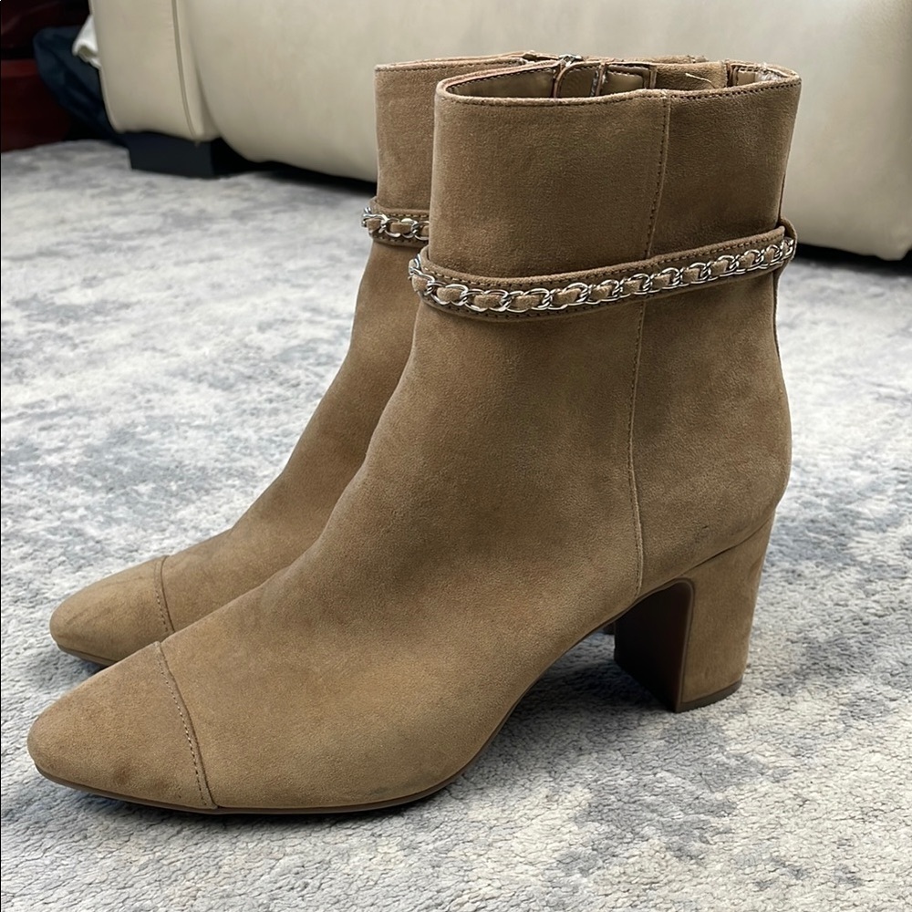 New Anne Klein Aksuri iflex Ankle Boots Heeled Chain Belt Accent Tan Sz 9